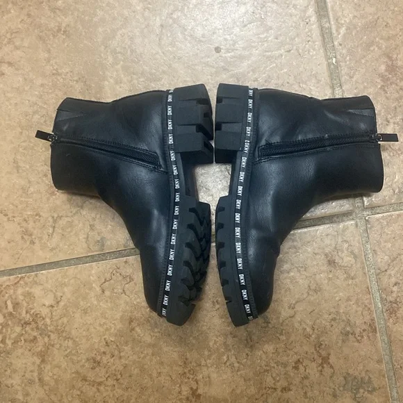 Girls Black DNKY Chelsea boots. - Picture 3 of 9